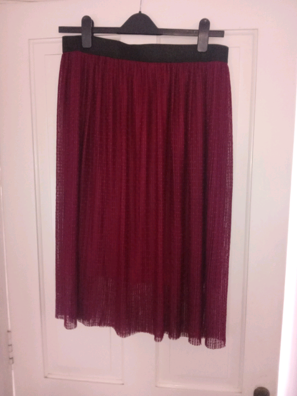 Tu - Red pleated midi skirt | in Grange 